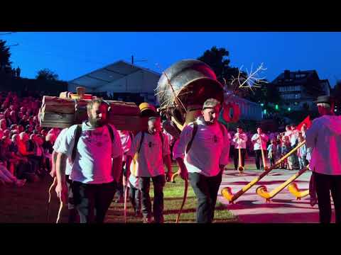 Folklore-Umzug in der Schweiz – Festliche Bauerntrachten, Tiere &amp; Brauchtum