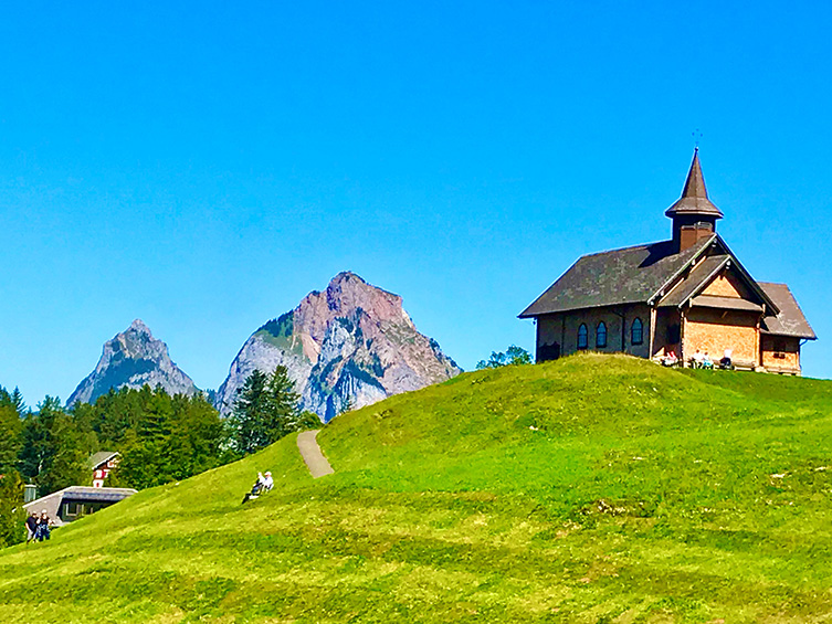 Bergkapelle mit Blick auf die Mythen Bergkapelle mit Blick auf die Mythen