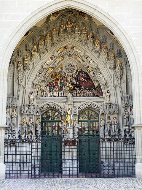 Bernes Minster main portal
