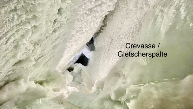 Gletscherpalast mit Gletscherspalte