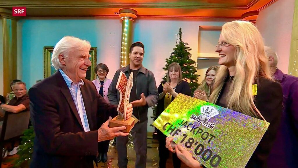 Emil presents the trophy to Brigitte Heller, Jass Queen 2025 Samschtig-Jass